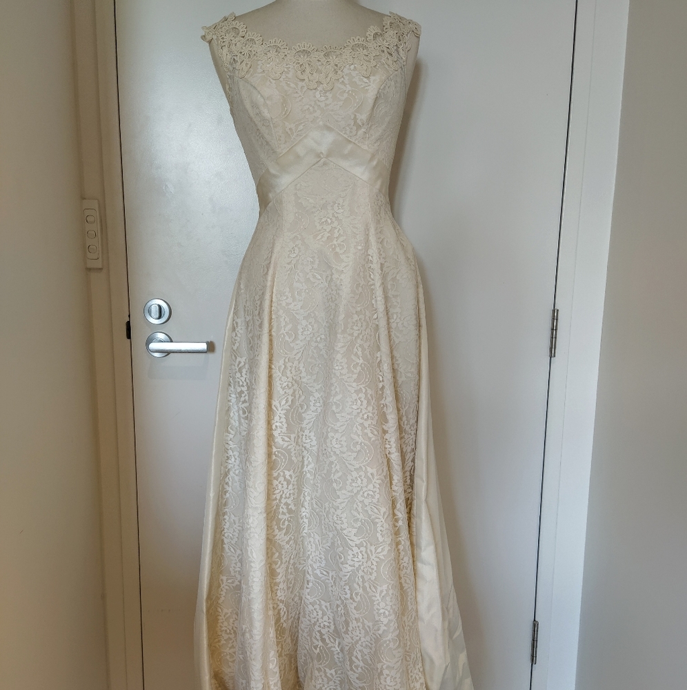 Vintage 1970s Ivory Wedding Dress